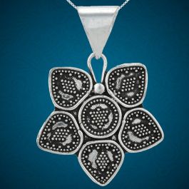 Attractive Floral Design Silver Pendant