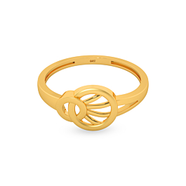 Glimmering Shell Design Gold Ring